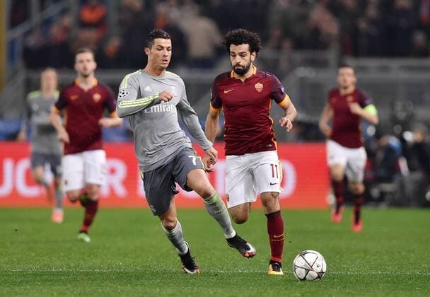 FUSSBALL CHAMPIONS LEAGUE SAISON 2015 2016 ACHTELFINAL HINSPIEL AS Rom - Real Madrid 17.02.2016 Cristiano Ronaldo (li, Real Madrid) gegen Mohamed Salah (re, AS Rom) 
