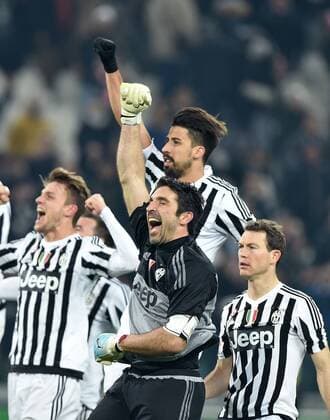 FUSSBALL INTERNATIONAL SERIE A 25. Spieltag SAISON 2015 2016 Juventus Turin - SSC Neapel 13.02.2016 JUBEL Juventus Turin; Torwart Gianluigi Buffon (Mitte unten) mit Sami Khedira (oben hinten) und Stephan Lichtsteiner (re) 