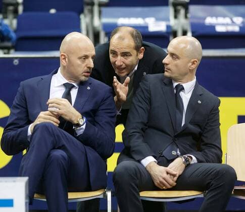 Basketball Berlin 17.02.2016 Beko-BBL 22. Bundesliga Saison 2015 2016 Alba Berlin - s.Oliver Baskets Würzburg Sasa Obradovic (Alba Berlin, Trainer) Sportdirektor Himar Ojeda mi. Milenko Bogicevic (Alba Berlin, Assistenztrainer)
