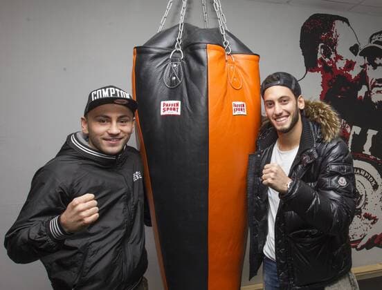 Fußball, Fotoshooting mit Hakan Calhanoglu in Kölner Boxcenter Bayer Leverkusen 1. Fussball Bundesliga Saison 2015 2016 Koeln Deutschland Datum: 15.02.2016 Hakan Calhanoglu (Bayer Leverkusen) Deniz Ilbay