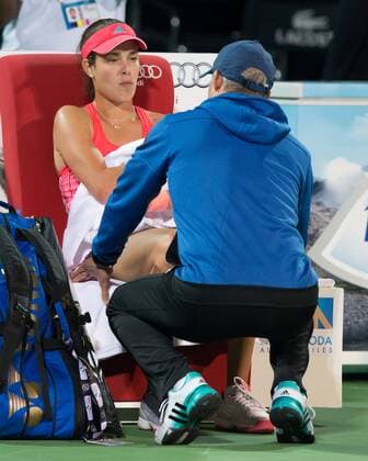Trainer Nigel Sears spricht mit Ana Ivanovic (SRB) waehrend der Spielpause, Tennis - Dubai Tennis Championships 2016 - WTA Tennis Damen - Dubai Duty Free Tennis Stadium - Dubai - - United Arab Emirates - 18 February 2016.