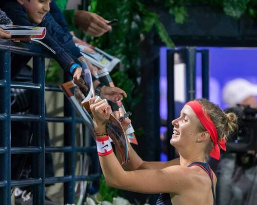 Elina Svitolina (UKR) schrebt Autogramme fuer die Fans, Tennis - Dubai Tennis Championships 2016 - WTA Tennis Damen - Dubai Duty Free Tennis Stadium - Dubai - - United Arab Emirates - 18 February 2016.
