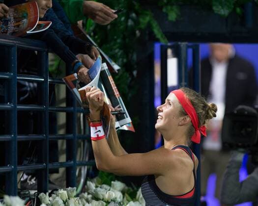 Elina Svitolina (UKR) schrebt Autogramme fuer die Fans, Tennis - Dubai Tennis Championships 2016 - WTA Tennis Damen - Dubai Duty Free Tennis Stadium - Dubai - - United Arab Emirates - 18 February 2016.