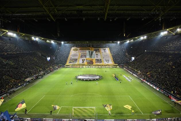 Donnerstag 18.02.2016, Saison 2015 2016, UEFA Europa League Sechzehntelfinale im Dortmunder Signal Iduna Park, BVB Borussia Dortmund - FC Porto, Pokalchoreografie der BVB-Ultragruppe The Unity auf der Südtribüne bestehend aus einer Blockfahne mit den größten BVVB-Triumpfen und dem Spruchband: Das Album vollenden - Ihr habt s in den Händen Europa League Pokal
