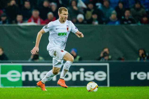 Donnerstag 18.02.2016, Europa-League - Zwischenrunde, Hinspiel in Augsburg, Saison 2015 2016, FC Augsburg - FC Liverpool, 0:0, Ragnar Klavan (FC Augsburg 5) DeFodi507