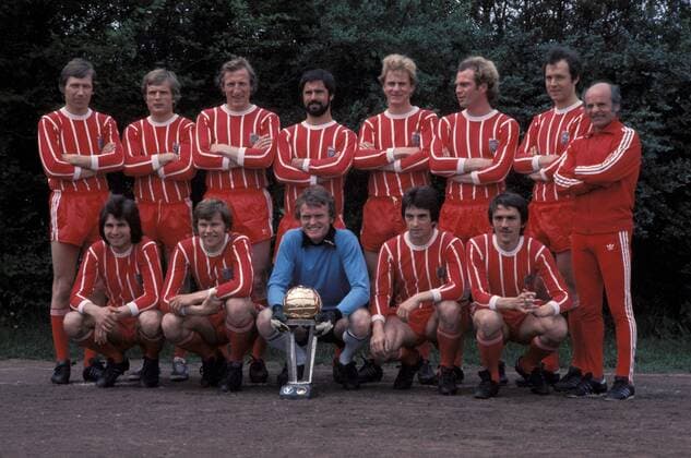 Mannschaftsfoto FC Bayern München mit Weltpokal, hi.v.li.: Conny Torstensson, Björn Andersson, Hans Georg -Katsche- Schwarzenbeck, Gerd Müller, Karl Heinz Rummenigge, Uli Hoeneß, Franz Beckenbauer, Trainer Dettmar Cramer, vorn: Josef Weiß, Udo Horsmann, Torwart Sepp Maier, Alfred Arbinger, Hans Josef -Jupp- Kapellmann
