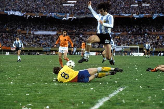 Mario Kempes (Argentinien) gegen Torwart Jan Jongbloed (Niederlande)