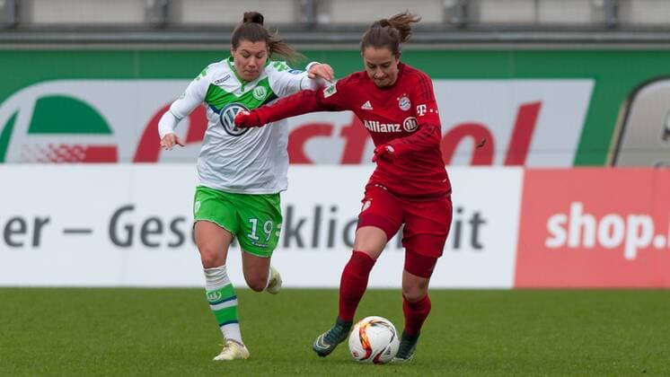 v.li.: Ramona Bachmann (VfL Wolfsburg, 19) im Zweikampf mit Sara Däbritz (Dabritz, Daebritz, FC Bayern München, 33), Fussball, Allianz Frauen-Bundesliga, VfL Wolfsburg - FC Bayern München, xobx
