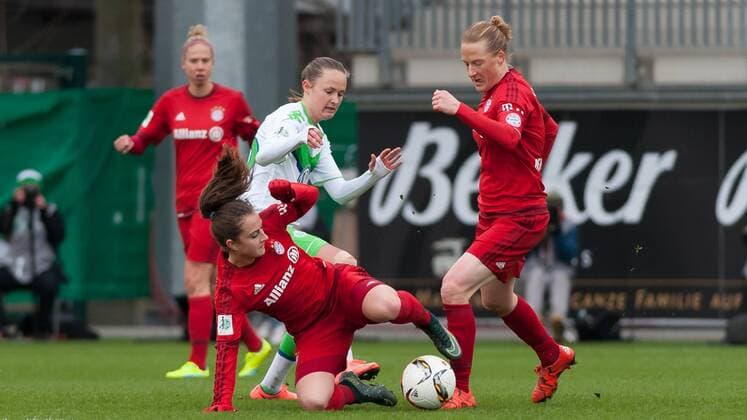 v.li.: Sara Däbritz (Dabritz, Daebritz, FC Bayern München, 33), Caroline Graham Hansen (VfL Wolfsburg, 26) und Melanie Behringer (FC Bayern München, 7) im Dreikampf, Fussball, Allianz Frauen-Bundesliga, VfL Wolfsburg - FC Bayern München, xobx