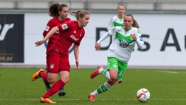 v.li.: Vivianne Miedema (FC Bayern München, 10) im Laufduell mit Noelle Maritz (VfL Wolfsburg, 16), Fussball, Allianz Frauen-Bundesliga, VfL Wolfsburg - FC Bayern München, xobx