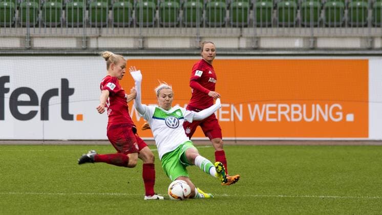 Fußball, Allianz Frauen Bundesliga, VfL Wolfsburg - FC Bayern München; v.l. Leonie Meier, Zsanett Jakabfi (Wolfsburg, 3) Zweikampf, Duell, duell, tackle, Tackling, Aktion, action. xtgx