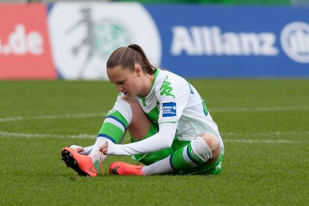 Caroline Graham Hansen (VfL Wolfsburg, 26) bindet sich den Schuh zu, sitzt auf dem Boden, Fussball, Allianz Frauen-Bundesliga, VfL Wolfsburg - FC Bayern München, xobx