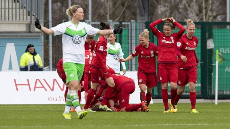Fußball, Allianz Frauen Bundesliga, VfL Wolfsburg - FC Bayern München; Jubel, Torjubel, Freude, Emotion, Torerfolg, Aktion, action, goal, goal celebration, celebrates nach 0:1 durch Melanie Behringer, Alexandra Popp (Alex Popp, Wolfsburg, 11) enttäuscht, frustriert, niedergeschlagen Enttäuschung, Frust, disappointed. xtgx