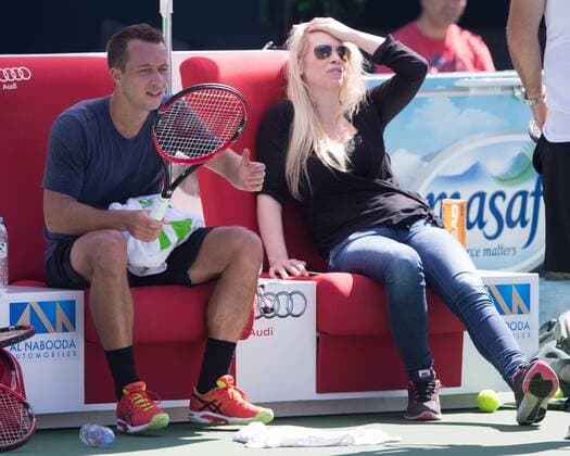 Philipp Kohlschreiber (GER) und Freundin Lena Alberti sitzen auf der Bank waehrend der Trainingspause, Tennis - Dubai Duty Free Tennis Championships - ATP Tennis Herren - - Dubai - - United Arab Emirates - 20 February 2016. Â