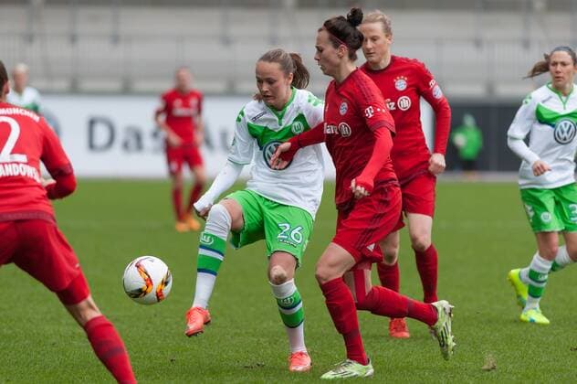 v.li.: Caroline Graham Hansen (VfL Wolfsburg, 26) im Zweikampf mit Viktoria Schnaderbeck (FC Bayern München, 25), Fussball, Allianz Frauen-Bundesliga, VfL Wolfsburg - FC Bayern München, xobx
