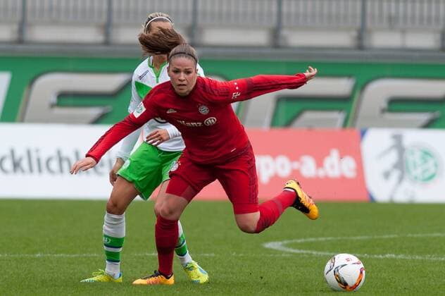 Melanie Leupolz (FC Bayern München, 8) am Ball, Fussball, Allianz Frauen-Bundesliga, VfL Wolfsburg - FC Bayern München, xobx