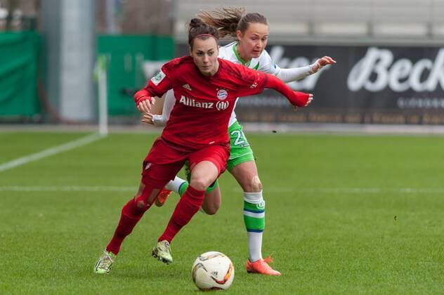 v.li.: Viktoria Schnaderbeck (FC Bayern München, 25) im Zweikampf mit Caroline Graham Hansen (VfL Wolfsburg, 26), Fussball, Allianz Frauen-Bundesliga, VfL Wolfsburg - FC Bayern München, xobx