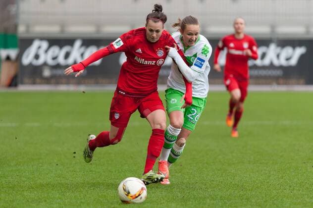 v.li.: Viktoria Schnaderbeck (FC Bayern München, 25) im Zweikampf mit Caroline Graham Hansen (VfL Wolfsburg, 26), Fussball, Allianz Frauen-Bundesliga, VfL Wolfsburg - FC Bayern München, xobx