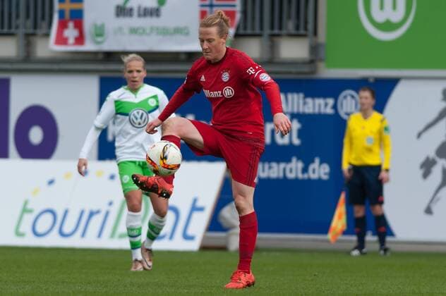 Melanie Behringer (FC Bayern München, 7) bei der Ballannahme, Fussball, Allianz Frauen-Bundesliga, VfL Wolfsburg - FC Bayern München, xobx