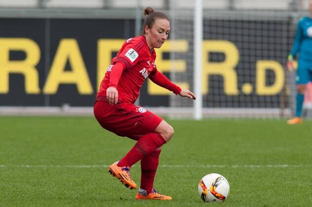 Gina Lewandowski (FC Bayern München, 2) am Ball, Einzelbild, Fussball, Allianz Frauen-Bundesliga, VfL Wolfsburg - FC Bayern München, xobx