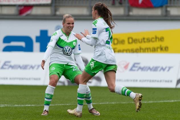 v.li.: Isabel Kerschowski (VfL Wolfsburg, 27) und Tessa Wullaert (VfL Wolfsburg, 10) mit Torjubel, Jubel, Freude über das Tor zum 1:1 durch Tessa Wullaert (VfL Wolfsburg, 10), Fussball, Allianz Frauen-Bundesliga, VfL Wolfsburg - FC Bayern München, xobx