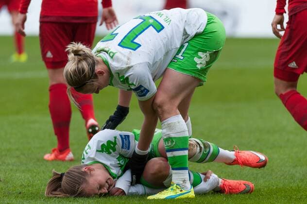 v.li.: Caroline Graham Hansen (VfL Wolfsburg, 26) verletzt, Verletzung am Boden, Alexandra Popp (VfL Wolfsburg, 11) kümmert sich um die verletzte Spielerin, Fussball, Allianz Frauen-Bundesliga, VfL Wolfsburg - FC Bayern München, xobx