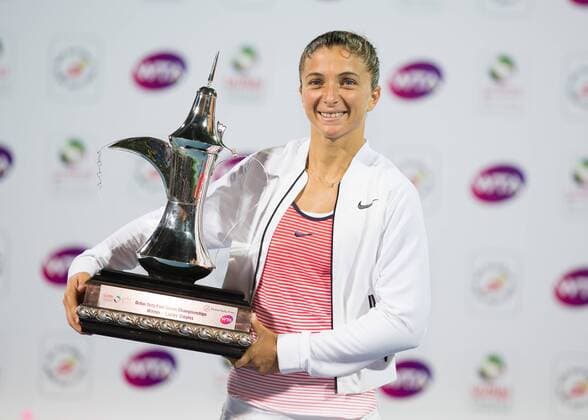 Themen der Woche - SPORT Bilder des Tages - Sport Siegerin Sara Errani (ITA) mit dem Pokal, Endspiel,Siegerehrung, Tennis - Dubai Tennis Championships 2016 - WTA Tennis Damen - Dubai Duty Free Tennis Stadium - Dubai - - United Arab Emirates - 20 February 2016.