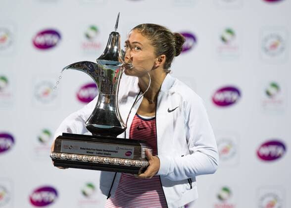 Siegerin Sara Errani (ITA) mit dem Pokal, Endspiel,Siegerehrung, Tennis - Dubai Tennis Championships 2016 - WTA Tennis Damen - Dubai Duty Free Tennis Stadium - Dubai - - United Arab Emirates - 20 February 2016.