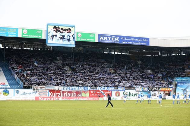 Fußball, Stadiongeschichte FC Hansa Rostock Samstag 20.02.2016, 3. Liga, Saison 2015 16 - 26. Spieltag im Rostocker Ostseestadion, FC Hansa Rostock - FC Erzgebirge Aue, Die Rostocker Fans unterstützen ihr Team auf der Südtribüne Schalparade zum Fanlied Hansa Forever