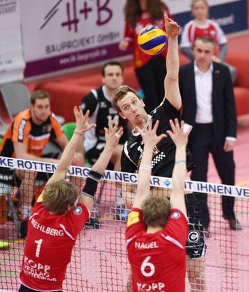 Volleyball 1. Bundesliga Saison 2015 2016 TV Rottenburg - Berlin Recycling Volleys Paul Carroll (Mitte oben, Berlin Recycling Volleys) gegen TV Rottenburg Block; Felix Isaak (Mitte) und Moritz Karlitzek (re) 