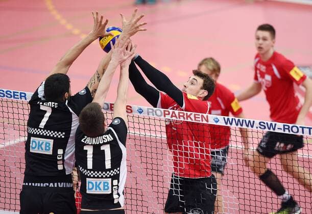 Volleyball 1. Bundesliga Saison 2015 2016 TV Rottenburg - Berlin Recycling Volleys Berlin Recycling Volleys Block; Nicholas Le Goff (li) und Tsimafei Zhukouski (Mitte) gegen Moritz Karlitzek (re, TV Rottenburg) 