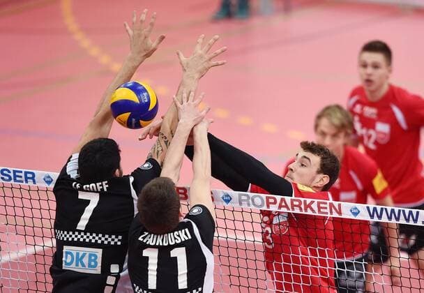 Volleyball 1. Bundesliga Saison 2015 2016 TV Rottenburg - Berlin Recycling Volleys Berlin Recycling Volleys Block; Nicholas Le Goff (li) und Tsimafei Zhukouski (Mitte) gegen Moritz Karlitzek (re, TV Rottenburg) 