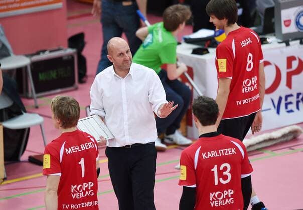 Volleyball 1. Bundesliga Saison 2015 2016 TV Rottenburg - Berlin Recycling Volleys Enttaeuschung TV Rottenburg; Dirk Mehlberg, Trainer Hans Peter Mueller - Angstenberger, Moritz Karlitzek und Felix Isaak (v.li.) 