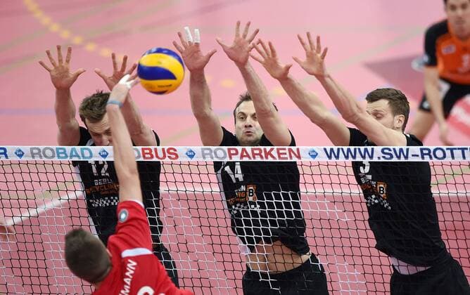Volleyball 1. Bundesliga Saison 2015 2016 TV Rottenburg - Berlin Recycling Volleys Berlin Recycling Volleys Block; Paul Carroll, Tomas Kmet und Robert Kromm (v.li.) 