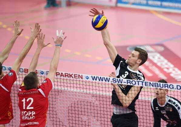 Volleyball 1. Bundesliga Saison 2015 2016 TV Rottenburg - Berlin Recycling Volleys TV Rottenburg Block; Felix Orthmann (li) gegen Robert Kromm (Berlin Recycling Volleys) 