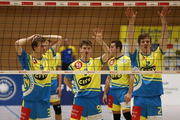 20.02.2016 - Volleyball - 2. Bundesliga Süd Männer - Saison 2015 2016 - SV Schwaig - ASV Neumarkt - MaWi - Tim Rosenow (3, SV Schwaig, links) Florian Tafelmayer (9, SV Schwaig, mitte) Janis Späth Spaeth (2, SV Schwaig, rechts)