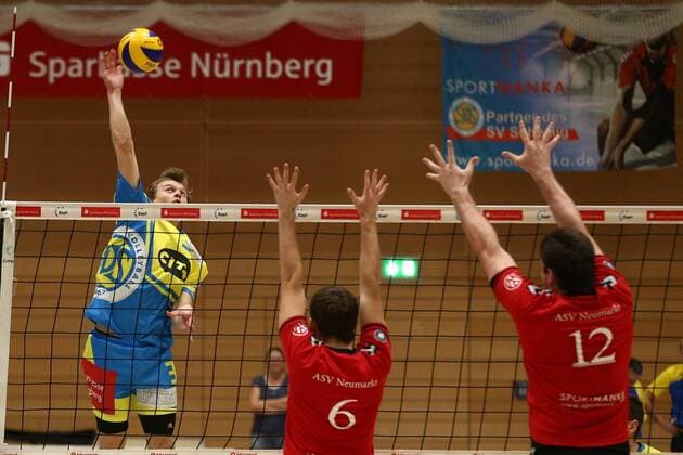 20.02.2016 - Volleyball - 2. Bundesliga Süd Männer - Saison 2015 2016 - SV Schwaig - ASV Neumarkt - MaWi - Tim Rosenow (3, SV Schwaig, links) Daniel Sebiger (6, ASV Neumarkt, mitte) Manuel Künecke Kuenecke (12, ASV Neumarkt, rechts)