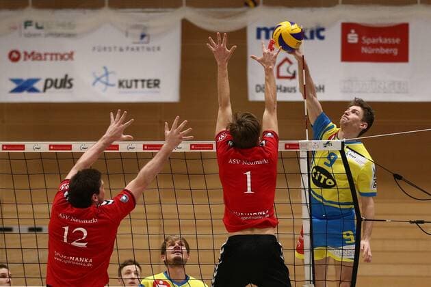 20.02.2016 - Volleyball - 2. Bundesliga Süd Männer - Saison 2015 2016 - SV Schwaig - ASV Neumarkt - MaWi - Manuel Künecke Kuenecke (12, ASV Neumarkt, links) Maximilian Pflaum (1, ASV Neumarkt, mitte) Florian Tafelmayer (9, SV Schwaig, rechts)