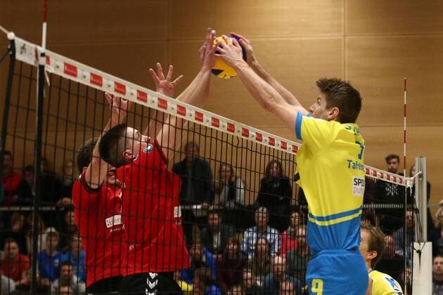 20.02.2016 - Volleyball - 2. Bundesliga Süd Männer - Saison 2015 2016 - SV Schwaig - ASV Neumarkt - MaWi - Peter Somplak (2, ASV Neumarkt, links) Florian Tafelmayer (9, SV Schwaig, rechts)