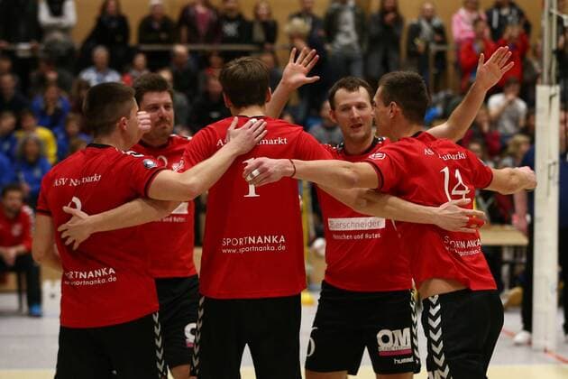 20.02.2016 - Volleyball - 2. Bundesliga Süd Männer - Saison 2015 2016 - SV Schwaig - ASV Neumarkt - MaWi - Manuel Künecke Kuenecke (12, ASV Neumarkt, links) Daniel Sebiger (6, ASV Neumarkt, rechts) und Team - jubeln Jubel Freude