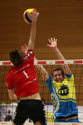 20.02.2016 - Volleyball - 2. Bundesliga Süd Männer - Saison 2015 2016 - SV Schwaig - ASV Neumarkt - MaWi - Maximilian Pflaum (1, ASV Neumarkt, links) Yannick Klement (1, SV Schwaig, rechts)