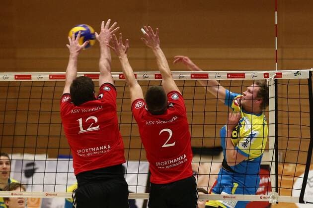 20.02.2016 - Volleyball - 2. Bundesliga Süd Männer - Saison 2015 2016 - SV Schwaig - ASV Neumarkt - MaWi - Manuel Künecke Kuenecke (12, ASV Neumarkt, links) Peter Somplak (2, ASV Neumarkt, mitte) Yannick Klement (1, SV Schwaig, rechts)