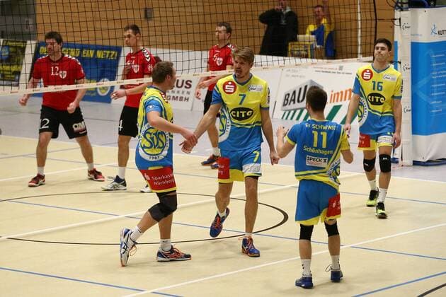 20.02.2016 - Volleyball - 2. Bundesliga Süd Männer - Saison 2015 2016 - SV Schwaig - ASV Neumarkt - MaWi - Yannick Klement (1, SV Schwaig, links), Marko Knauer (7, SV Schwaig), Jonathan Schönhagen Schoenhagen (11, SV Schwaig), Perica Stanic (16, SV Schwaig) - jubeln Jubel Freude