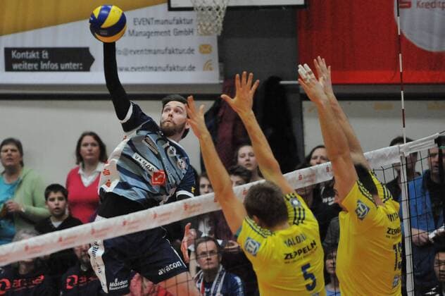 GER,VBL, SVG Lueneburg vs VfB Friedrichshafen 20.02.2016, Gellersenhalle, Lueneburg, GER, VBL, SVG Lueneburg vs VfB Friedrichshafen im Bild Steven Marshall (Lueneburg 10) versucht sich am Netz gegen Alexey Nalobin (Friedrichshafen 05) und Adrian Radu Gontariu (Friedrichshafen 13) durchzusetzen nordphotoxWitke