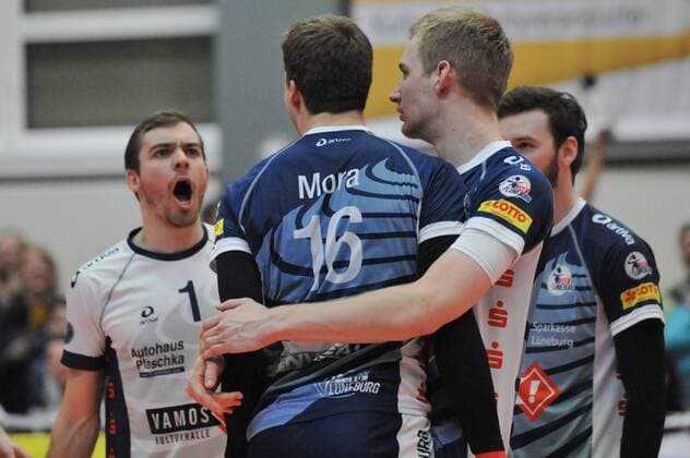 GER,VBL, SVG Lueneburg vs VfB Friedrichshafen 20.02.2016, Gellersenhalle, Lueneburg, GER, VBL, SVG Lueneburg vs VfB Friedrichshafen im Bild die Lueneburger Mannschaft jubelt nordphotoxWitke