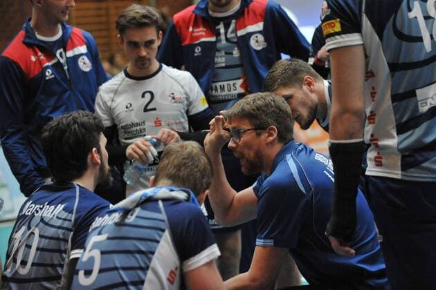 GER,VBL, SVG Lueneburg vs VfB Friedrichshafen 20.02.2016, Gellersenhalle, Lueneburg, GER, VBL, SVG Lueneburg vs VfB Friedrichshafen im Bild Trainer Stefan Huebner (Hübner Lueneburg) redet mit der Mannschaft nordphotoxWitke