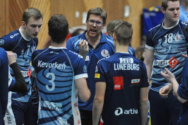 GER,VBL, SVG Lueneburg vs VfB Friedrichshafen 20.02.2016, Gellersenhalle, Lueneburg, GER, VBL, SVG Lueneburg vs VfB Friedrichshafen im Bild Trainer Stefan Huebner (Hübner Lueneburg) redet mit der Mannschaft nordphotoxWitke