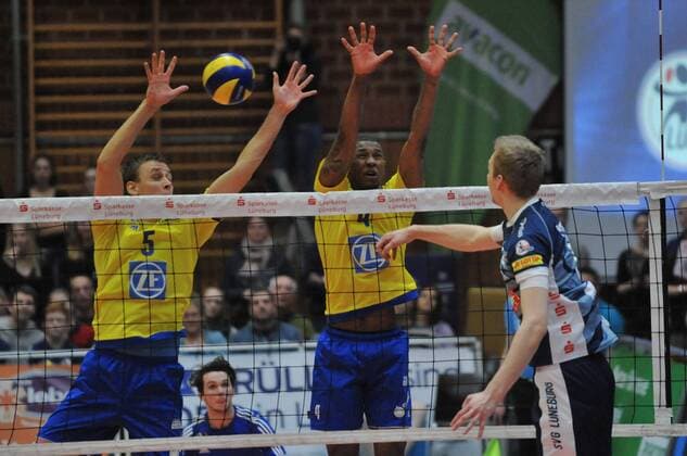 GER,VBL, SVG Lueneburg vs VfB Friedrichshafen 20.02.2016, Gellersenhalle, Lueneburg, GER, VBL, SVG Lueneburg vs VfB Friedrichshafen im Bild Jannik Poerner(Pörner Lueneburg 07) versucht sich am Netz gegen Alexey Nalobin (Friedrichshafen 05) und Luis Fernando Javentino Venceslau (Friedrichshafen 04) zu blocken nordphotoxWitke