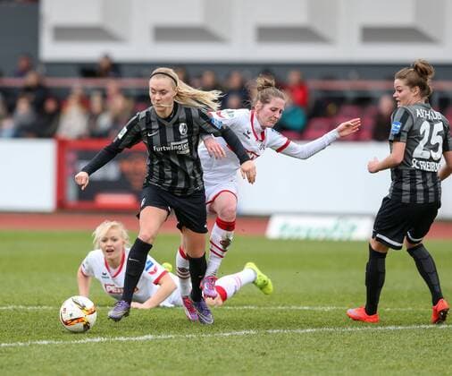 Koeln vl. Sarah Puntigam (Freiburg, 18) rennt durch die Koelner Reihen, 1. FC Koeln - SC Freiburg, Fussball, Frauen, Damen, Allianz Frauen-Bundesliga, Spieltag 14, 21.02.2016 Copyright: Horn xEibner-Pressefoto EP_bhorn