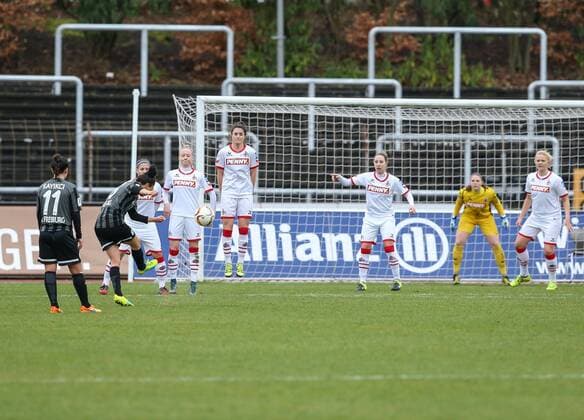 Koeln vl. Lina Magull (Freiburg, 16) schießt den Freistoß aus 20 Metern, 1. FC Koeln - SC Freiburg, Fussball, Frauen, Damen, Allianz Frauen-Bundesliga, Spieltag 14, 21.02.2016 Copyright: Horn xEibner-Pressefoto EP_bhorn
